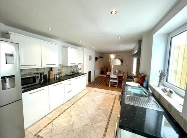 *Family Home In Mumbles. Close To The Beach* Exterior photo